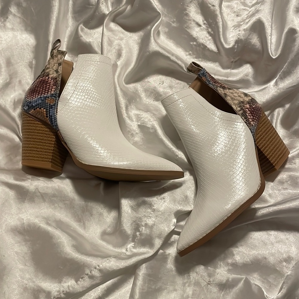 BRAND NEW | Ankle booties